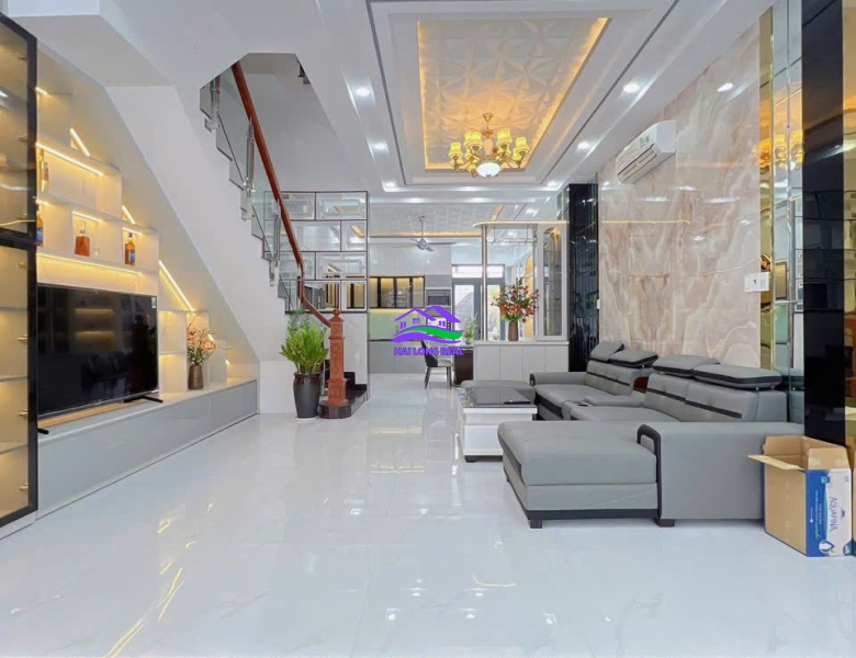 Nhà giá: 8,9ty, DT: 5*20m, 3,5 tầng, đường Huỳnh Tấn Phát, TT Nhà Bè 