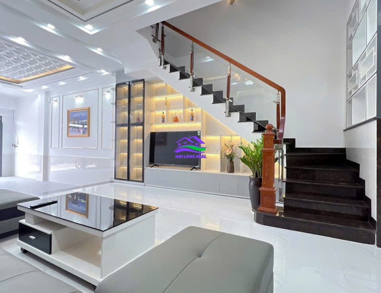 Nhà giá: 8,9ty, DT: 5*20m, 3,5 tầng, đường Huỳnh Tấn Phát, TT Nhà Bè 