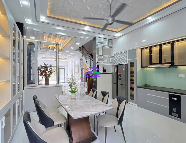 Nhà giá: 8,9ty, DT: 5*20m, 3,5 tầng, đường Huỳnh Tấn Phát, TT Nhà Bè 