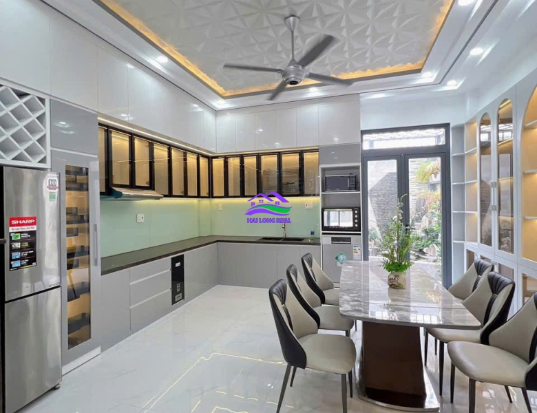Nhà giá: 8,9ty, DT: 5*20m, 3,5 tầng, đường Huỳnh Tấn Phát, TT Nhà Bè 