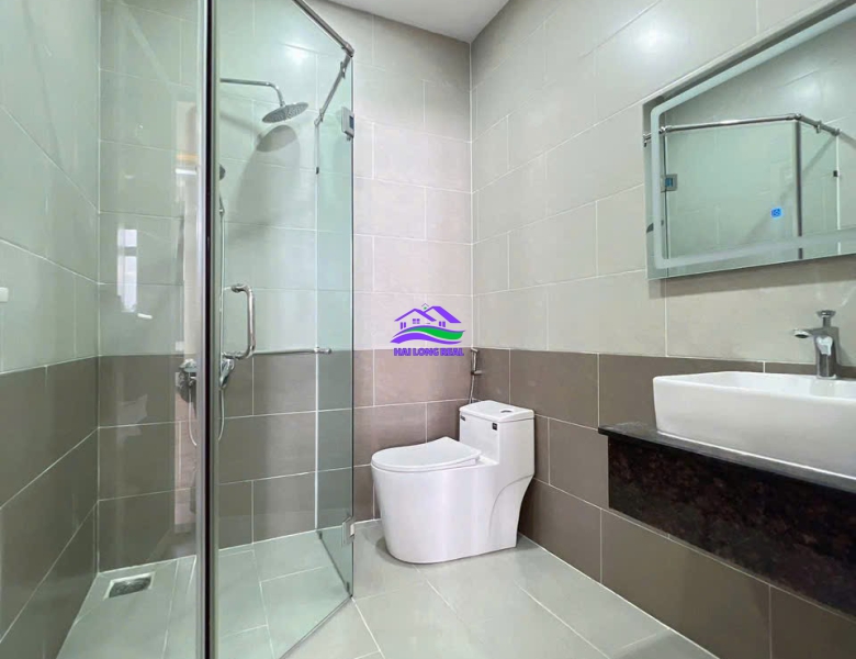 Nhà giá: 8,9ty, DT: 5*20m, 3,5 tầng, đường Huỳnh Tấn Phát, TT Nhà Bè 