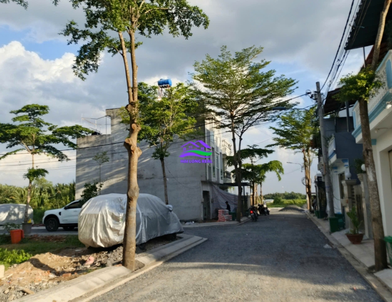 Đất góc giá: 7,2ty, DT: 12*16m, đường Nguyễn Bình, sau công an xã 
