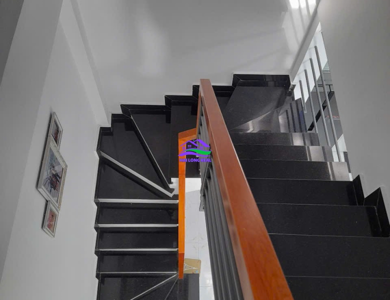 Nhà giá: 6,6ty, DT: ngang 18x dài 11m, 200m2, khu Ven sông Nguyễn Bình, Nhà Bè 
