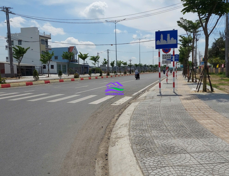 Đất giá: 2,2ty, DT: 5*22m, hẽm Đình, đường Lê Văn Lương ( nối dài), Long Hậu, Long An 