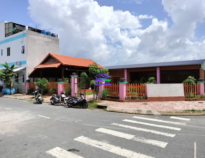 Nhà Góc 2 mặt tiền giá : 5.8ty, DT: 10,5x20m, Góc đường số 13 + đường số 3, lô B3-19, khu Thái Sơn - Long Hậu