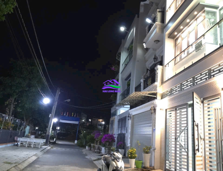 nhà đường 10m, giá: 6.9ty, DT: 5x11m, 4.5 tầng. khu 2295 huỳnh tấn phát, TT nhà bè