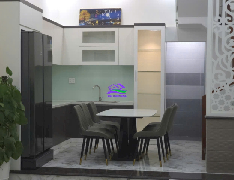 nhà đường 10m, giá: 6.9ty, DT: 5x11m, 4.5 tầng. khu 2295 huỳnh tấn phát, TT nhà bè