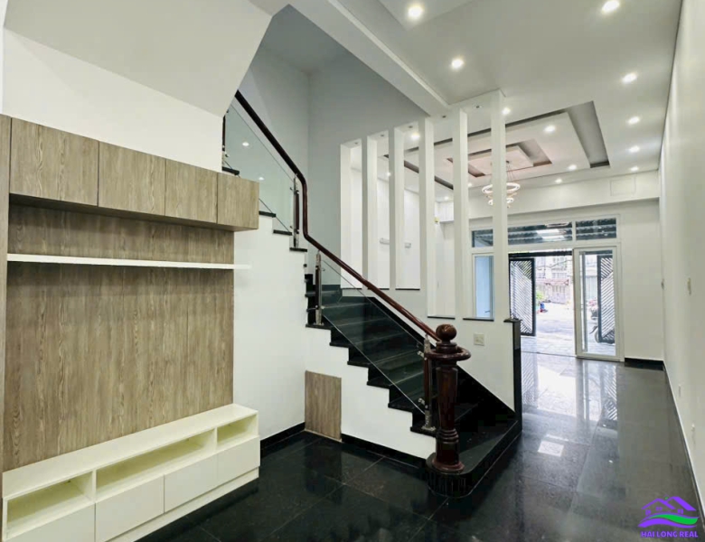 HAILONGREAL: Nhà đường 8m, vào 30m, Giá: 6,5ty, DT: 5x18m, 3,5 tầng 1632/ Lê Văn Lương, xã Nhơn 